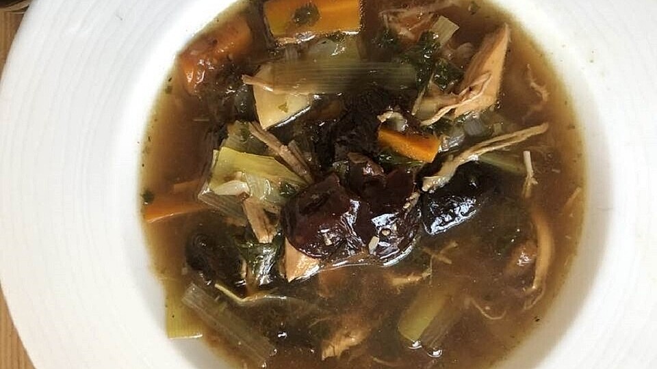 Cock-a-Leekie - Schottische Hühnersuppe mit Backpflaumen und Whisky von ...