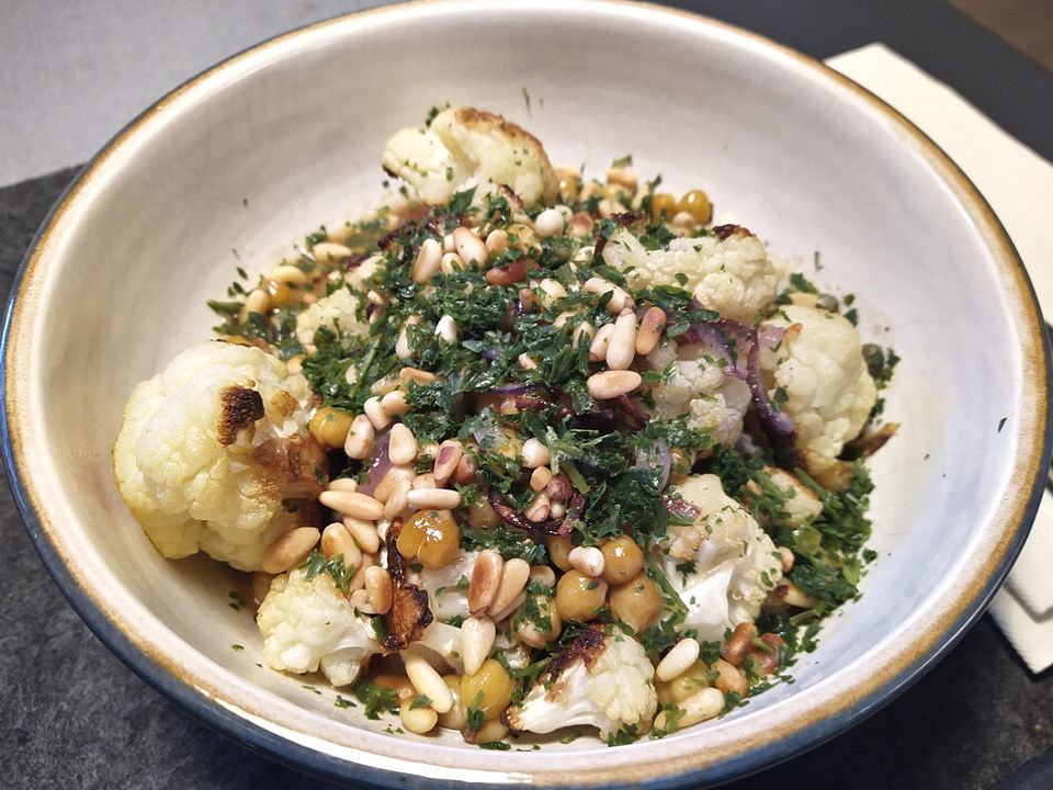 Gerösteter Blumenkohl mit Kichererbsen, roten Zwiebeln und Kapern in ...