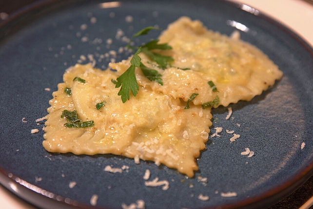 Hausgemachte Ravioli mit Lachs-Basilikum-Füllung und Pilzfüllung, in ...