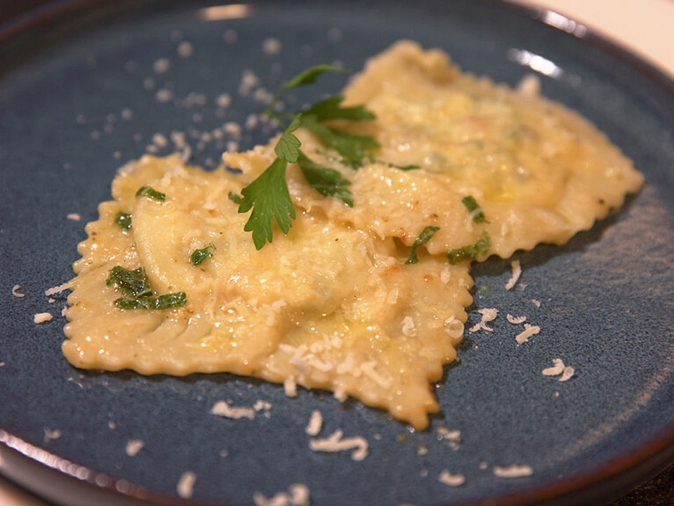 Hausgemachte Ravioli mit Lachs-Basilikum-Füllung und Pilzfüllung, in ...