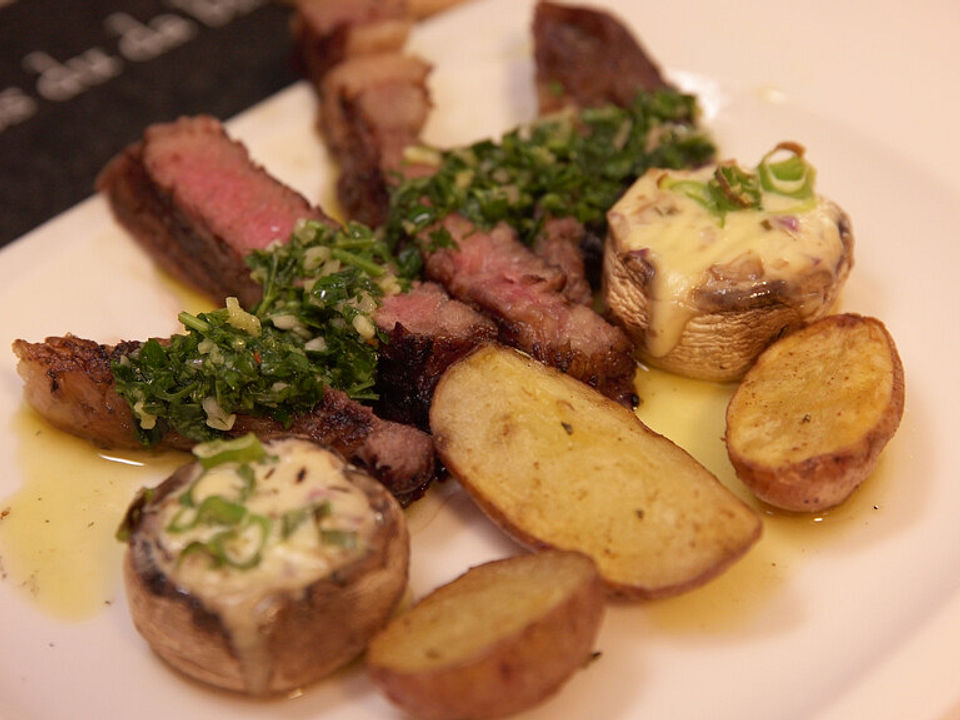 Münsterländer Wagyu-Streifen mit Chimichurri, gefüllten Champignons ...