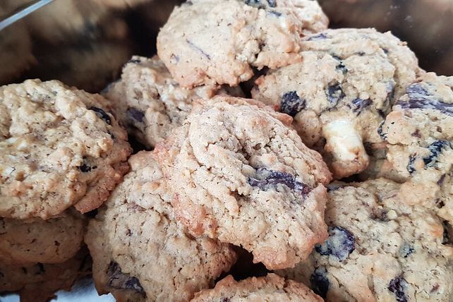 White and Dark Chocolate-Chip-Cookies mit Cranberries von lindiae| Chefkoch
