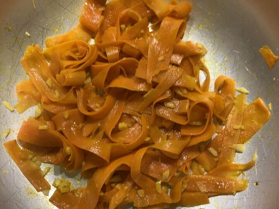 Gedünstete Karottenstreifen mit Kurkuma von Culinariamaximum| Chefkoch