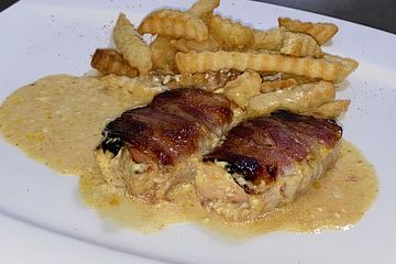 Putenmedaillons im Baconmantel, mit Curry-Sahnesauce überbacken