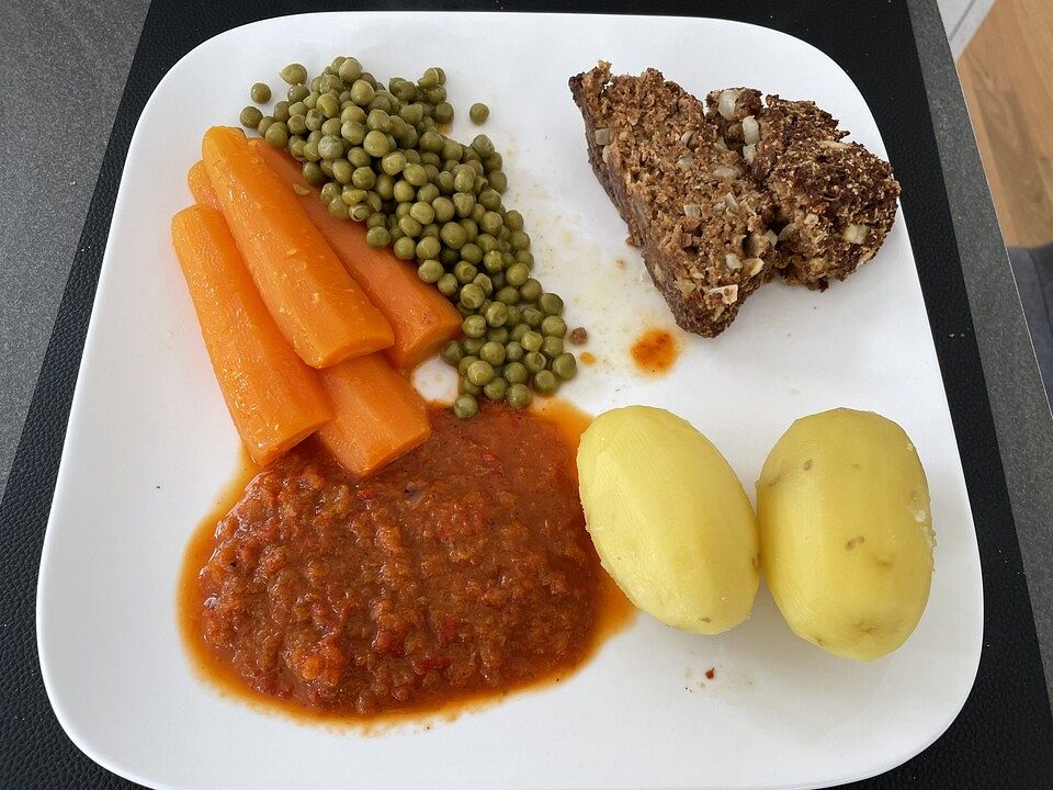 Vegetarischer Hackbraten mit Sauce, Kartoffeln und Gemüse von Xariki ...