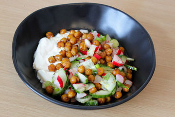 Joghurt-Bowl mit Kichererbsen