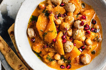 Kürbis-Curry mit Soya Chunks und Koriander-Pesto
