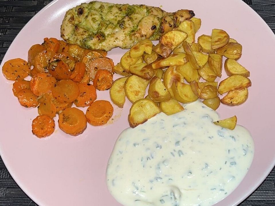 Pestohähnchen mit Kartoffelspalten und Dip| Chefkoch