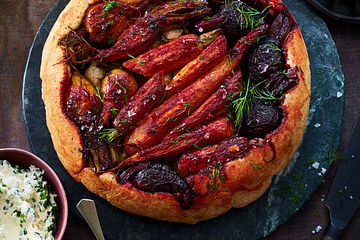 Gestürzte Gemüsetarte mit dreierlei Dips