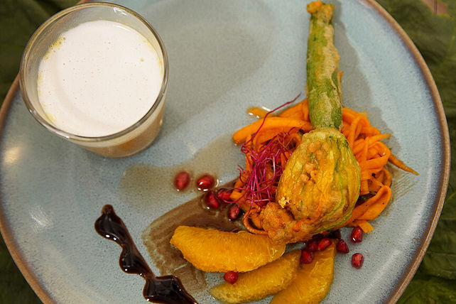 Kürbissüppchen mit Kokosschaum, frittierte gefüllte Zucchiniblüte auf ... Kürbissüppchen mit Kokosschaum, frittierte gefüllte Zucchiniblüte auf ...