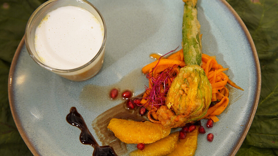 Kürbissüppchen mit Kokosschaum, frittierte gefüllte Zucchiniblüte auf ... Kürbissüppchen mit Kokosschaum, frittierte gefüllte Zucchiniblüte auf ...