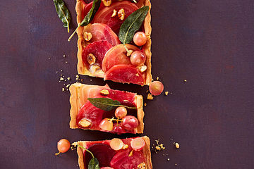 Bunte-Bete-Tarte mit Trauben und Haselnüssen
