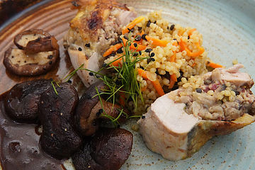Gefüllte Perlhuhnbrust auf Orzotto mit Shiitake-Pilzen