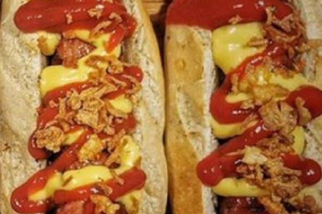 Hot Dog mit grober Bratwurst und Mango Chutney von wrappedupbbq| Chefkoch
