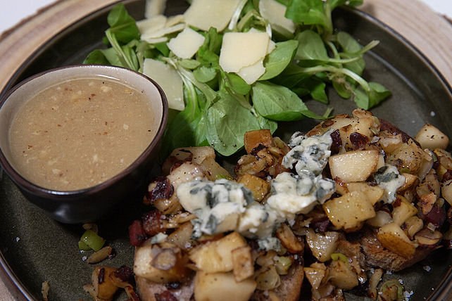 Nuss auf Nuss zu Nuss - Birnen-Nuss-Crostini mit Speck und Roquefort an ... Nuss auf Nuss zu Nuss - Birnen-Nuss-Crostini mit Speck und Roquefort an ...