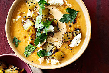 Steckrübensuppe mit karamellisierter Birne