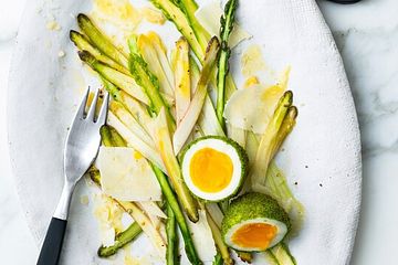 Gehobelter Spargelsalat mit grünem Ei