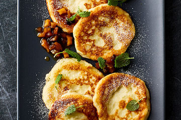Grieß-Pancakes mit Obstragout