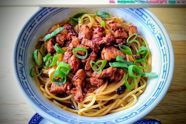 Spaghettini in Hühnerbrühe mit gebratener Hühnerbrust auf asiatische ...