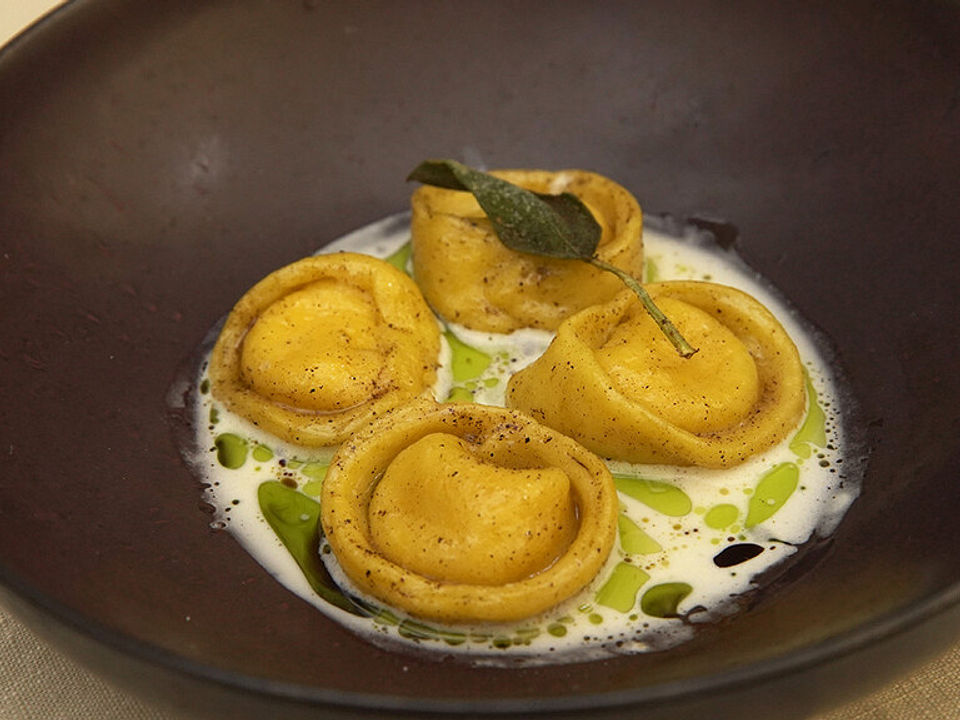 Tortellini, Kürbis, Salbei, Basilikum von DasperfekteDinner| Chefkoch