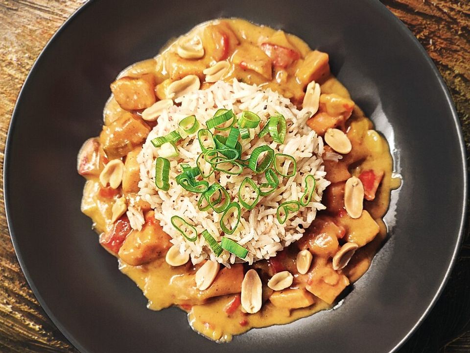 Vegane Süßkartoffeln mit gerösteter Paprika und Chili in Erdnuss ...