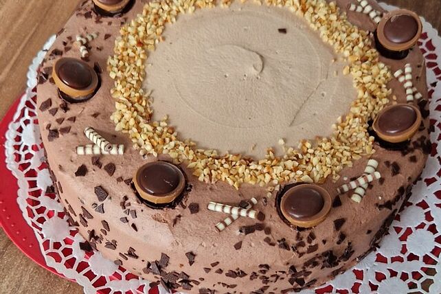 Toffifee-Schoko-Sahne-Torte mit dunklem Biskuit von MaF80| Chefkoch Toffifee-Schoko-Sahne-Torte mit dunklem Biskuit von MaF80| Chefkoch