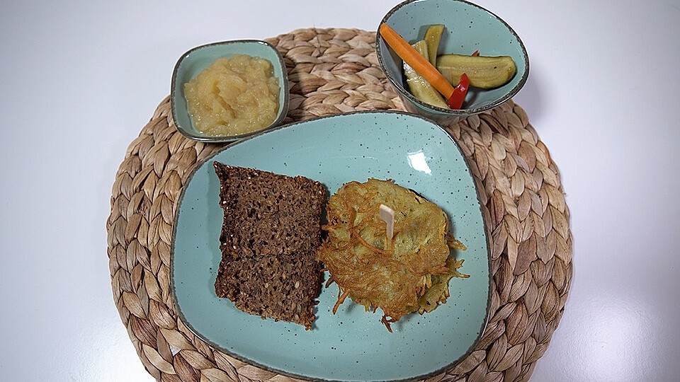 Reibekuchen mit Panhas und selbst gekochtem Apfelkompott von ...