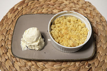 Apple Crumble mit selbst gemachtem Vanilleeis