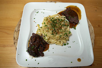 Geschmorte Ochsenbäckchen im Bratenjus mit Pasta und Schwarzwurzelragout