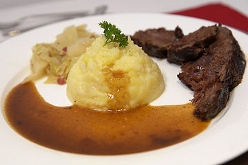 Geschmorte Ochsenbäckchen mit Kartoffel-Sellerie-Stampf und Spitzkohl