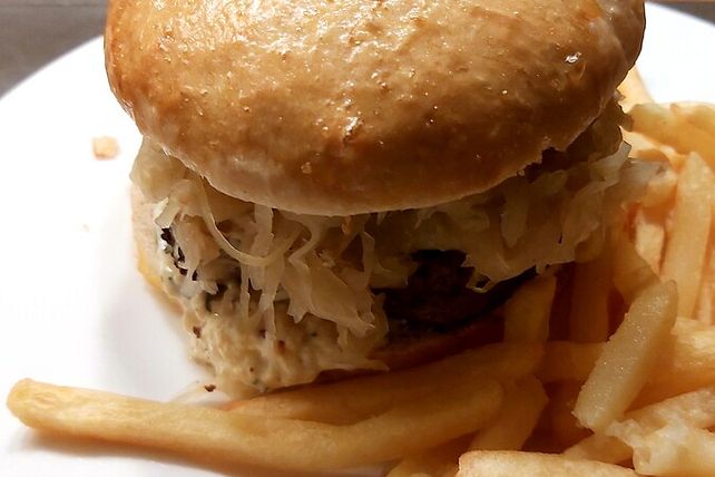 Burger mit Apfel-Senf-Sauce und karamellisiertem Sauerkraut von ...