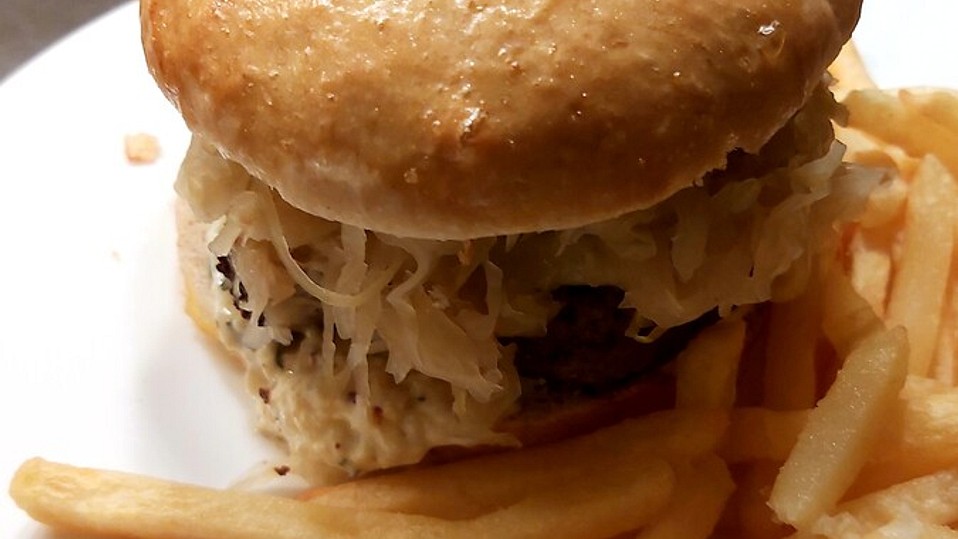 Burger mit Apfel-Senf-Sauce und karamellisiertem Sauerkraut von ...