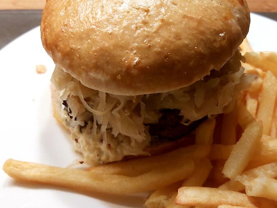 Burger mit Apfel-Senf-Sauce und karamellisiertem Sauerkraut von ...