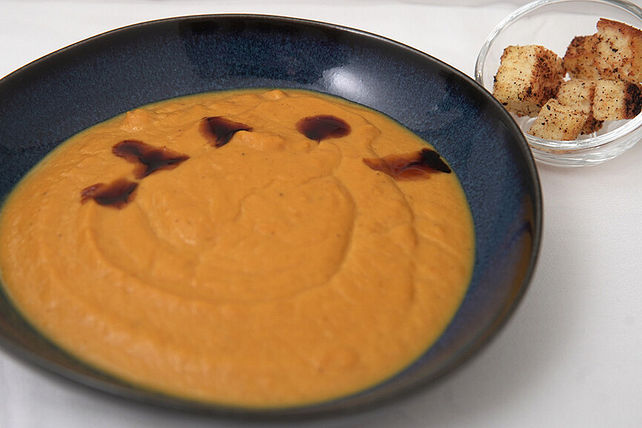 Cremige Kürbissuppe, gefüllte Champignons und Datteln im Baconmantel ...