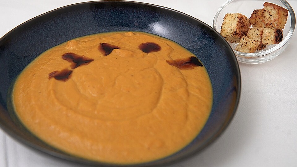 Cremige Kürbissuppe, gefüllte Champignons und Datteln im Baconmantel ...