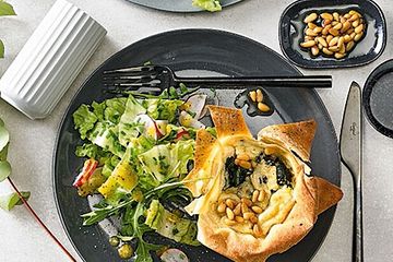 Spinat-Shiitake-Tartelettes mit Römersalat