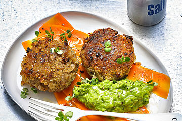 Bulgur-Buletten mit Erbsenpüree