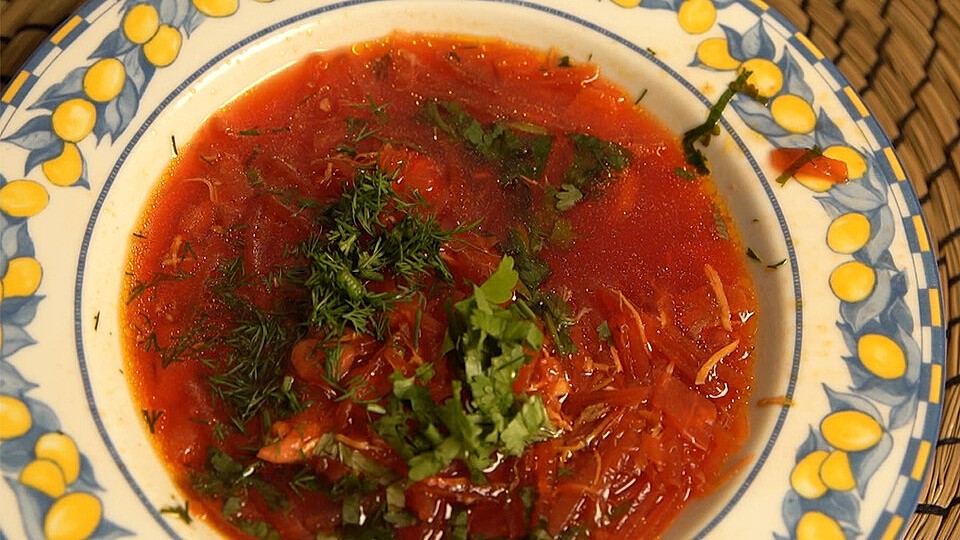 Borschtsch, koreanischer Karottensalat und herzhafte Pfannkuchen mit ...