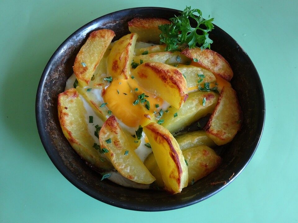 Bratkartoffeln mit Spiegelei komplett aus dem Backofen, ohne vorkochen ...