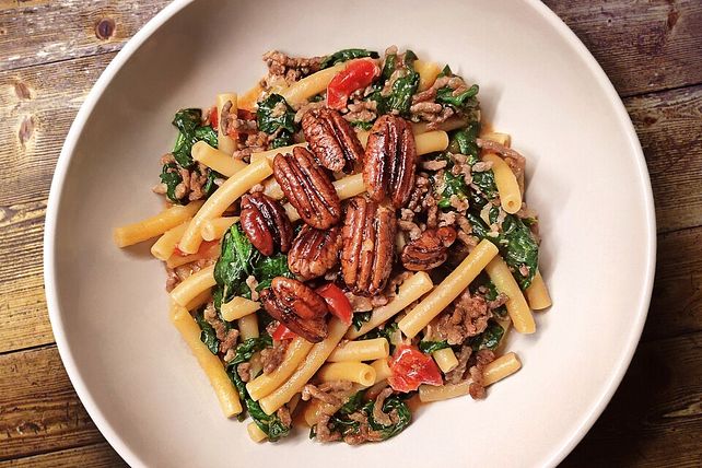 One Pot Pasta mit Spinat, Tomaten und Hackfleisch in Gorgonzola-Sauce ...