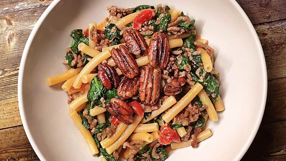 One Pot Pasta mit Spinat, Tomaten und Hackfleisch in Gorgonzola-Sauce ...