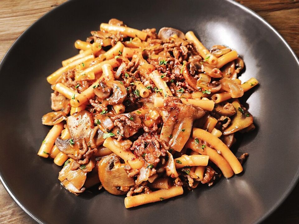 Herzhafte One Pot Pasta mit Champignons, Rinderhack und Chicorée in ...