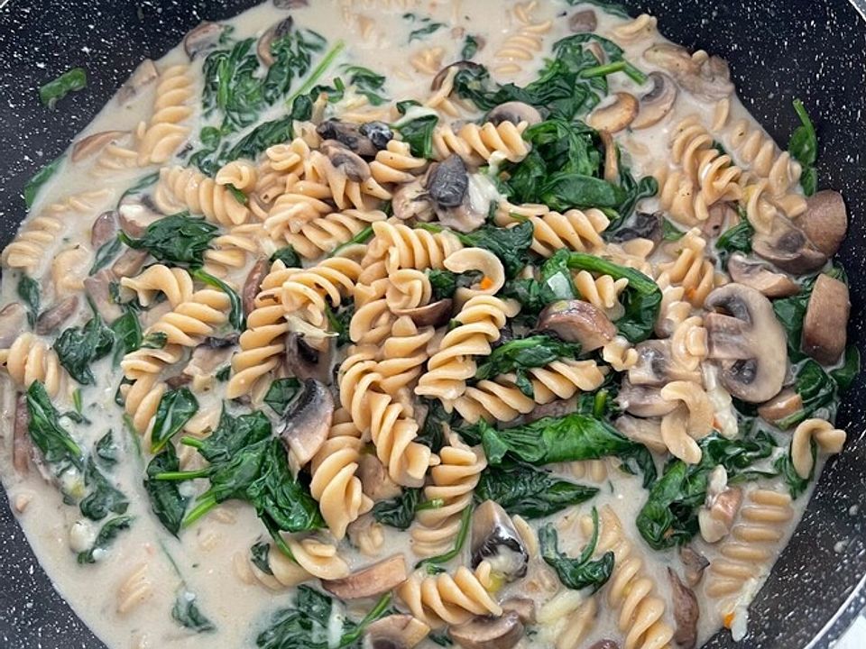 One Pot Pasta mit Blattspinat und Champignons von mimikh| Chefkoch