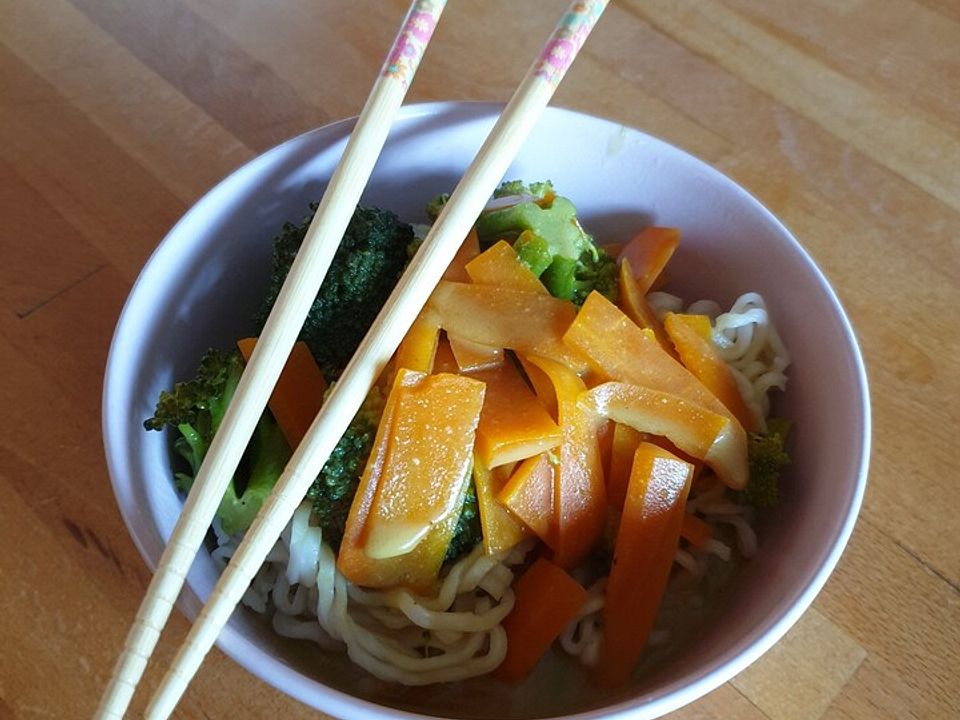 Erdnuss-Mie-Nudeln mit Karotten und Brokkoli von Sb170565| Chefkoch