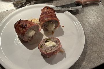 Chili-Cheese-Bratwurst-Baconroll