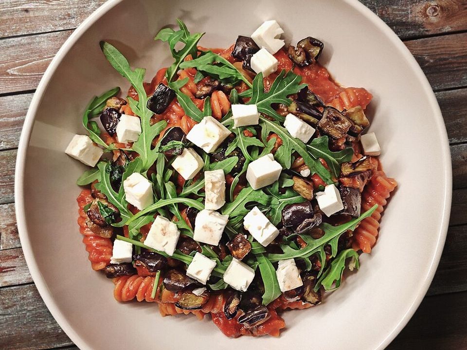 One Pot Pasta in scharfer Feta-Tomatensauce mit Rucola und gerösteter ...