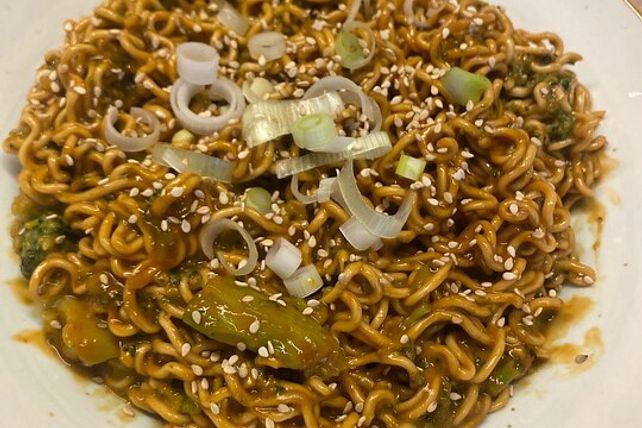 Mie-Nudeln mit scharfer Erdnusssauce von Freeedwaaard-lernt-kochen ...