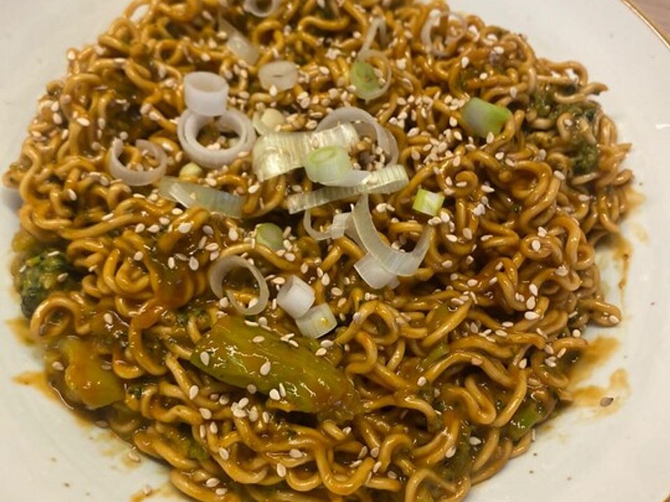 Mie-Nudeln mit scharfer Erdnusssauce von Freeedwaaard-lernt-kochen ...