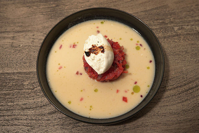 Weiße Tomatensuppe mit Tomatentatar, Burrata, Kräuteröl, dazu selbst ...