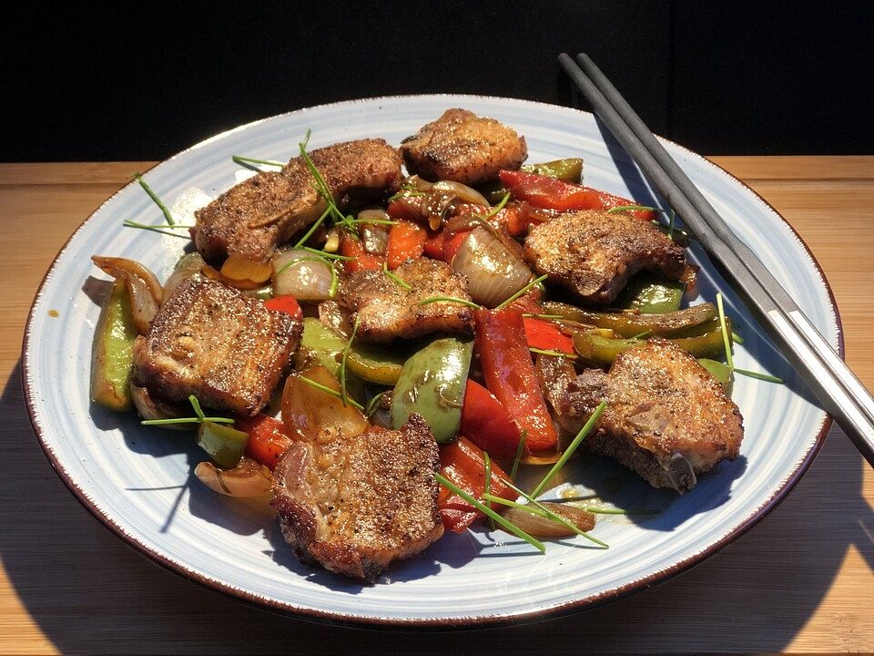 Asiatischer Schweinebauch mit Paprika und Zwiebeln von SessM| Chefkoch